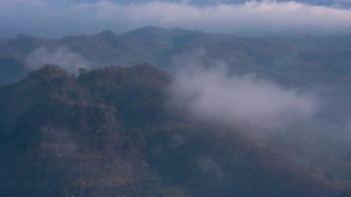 Wunderschöner Morgennebel fließt auf hohen Bergen