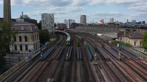 Rückwärtsverfolgung des Personenzuges, der auf einer breiten mehrspurigen Eisenbahnbrücke über den Fluss fährt