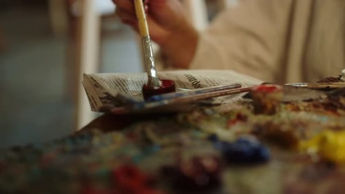 Mujer creativa mezclando pinturas en el trabajo