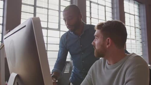 Junge Kreative arbeiten in einem modernen Büro