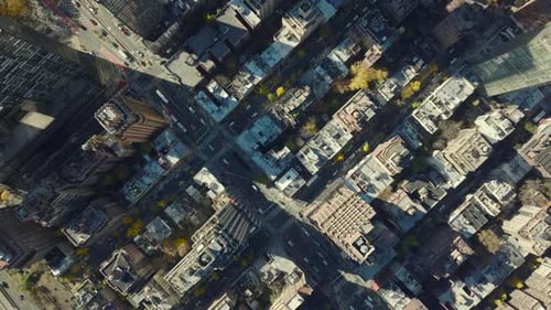 Aerial Birds Eye Overhead Vista de cima para baixo de prédios de apartamentos e ruas movimentadas entre