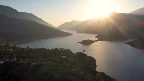 Coucher de soleil sur la rivière dans les montagnes filmé sur un Drone
