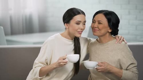 Amigas tomando el té, conversación privada entre madre e hija