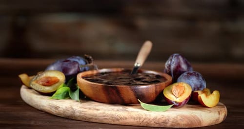 La confiture de prunes sur une assiette avec une cuillère tourne lentement.