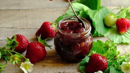 Mermelada de fresa en tarro