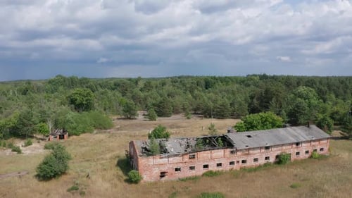 Drohnenaufnahme einer zerstörten Farm in der Zone Tschernobyl