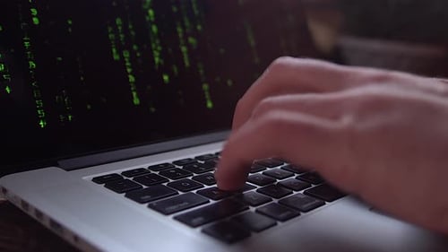 Mãos de hacker em close-up digitando em um laptop, código binário estilo matriz no laptop, número decrescente, dados