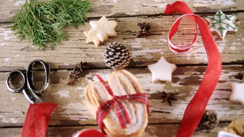 Comida dulce y decoración navideña sobre mesa de madera 4k