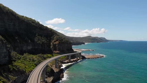 Luftaufnahme. Wunderschöne Szene mit einem Estokad, Felsen und Meer. Die Straße verläuft entlang der Küste.