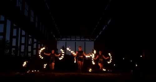 Professionelle Feuershow im alten Hangar der Flugzeugshow Professionelle Zirkuskünstler Drei