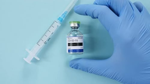 Covid19-Coronavirus-Impfstoff Arzt nimmt Ampulle in die Hand Neue Medikamente entwickeln Impfung