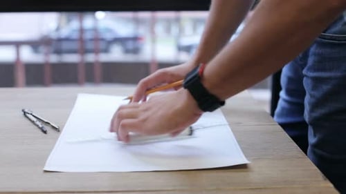 Ein Bauingenieur entwirft und bearbeitet Zeichnungen und analysiert die Struktur eines Projekts.