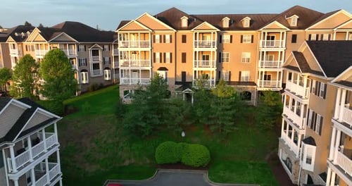 Wohnhaus in den USA zur goldenen Stunde. Luftbild der Vermietung von Mietwohnungen in gehobenen neuen Häusern.