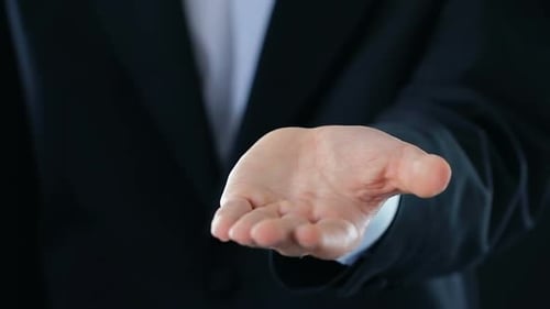 Baumeister gibt Schlüssel von der Wohnung zum Wohnungseigentümer, Investition in den Bau