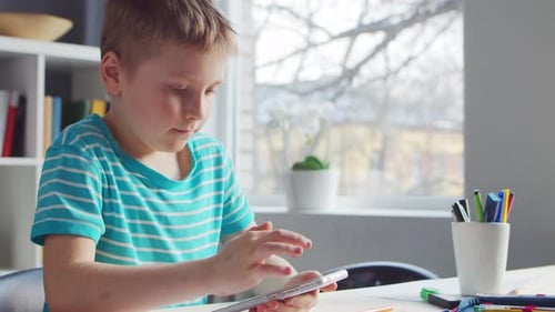 Junge macht Hausaufgaben am Tisch. Cute Child lernt zu Hause.