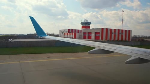 Blick auf die Rollbahn des Düsenflugzeugs nach der Landung am Flughafen