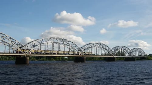 Zugfahrt über die Eisenbahnbrücke in Riga, Lettland