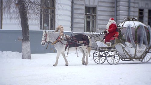 Weihnachtsmann reitet auf einem Pferd