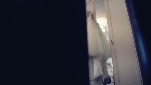 Weißes Hochzeitskleid auf einer Schulter, vor der Zeremonie