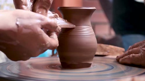 Potter au travail enseignant à un jeune étudiant