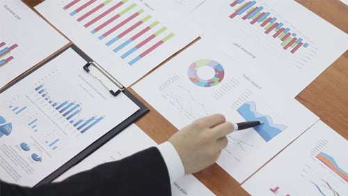 Discussão comercial com gráficos de negócios