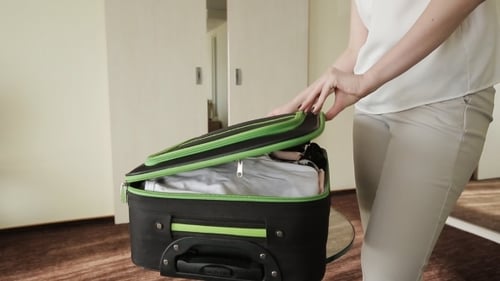 Mala de botões de menina com coisas