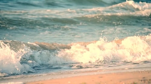 Lapping des vagues sur la plage