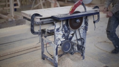 Schreiner arbeitet mit Kreissägen-Holzbearbeitungsmaschine