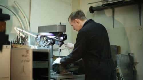 Wissenschaftler arbeiten an einer Bohrmaschine