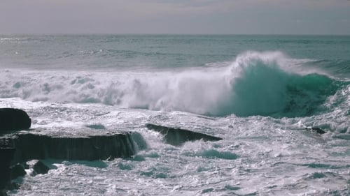 Ondas do mar quebrando na rocha