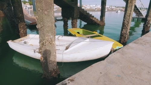 Kleine Boote am Pier festgemacht