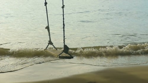 Ein Seil schwingt am Strand,
