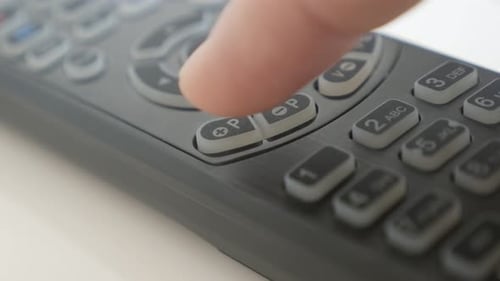 Kanalwechsel auf der TV-Fernbedienung 4K-Video