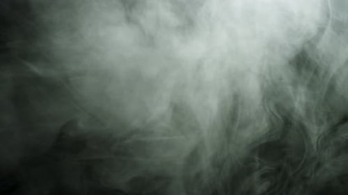 Dichter Nebel fliegt isoliert im Dunkeln