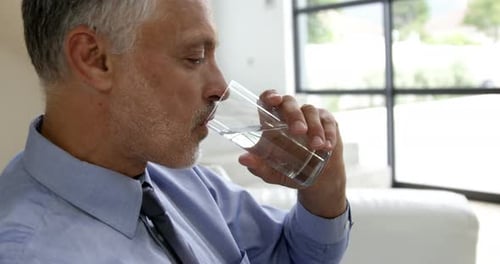 Man Trinkwasserglas