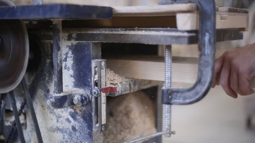 Schreiner arbeitet mit Kreissägen-Holzbearbeitungsmaschine