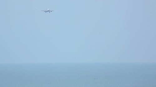 Airbus 330 acercándose sobre el océano