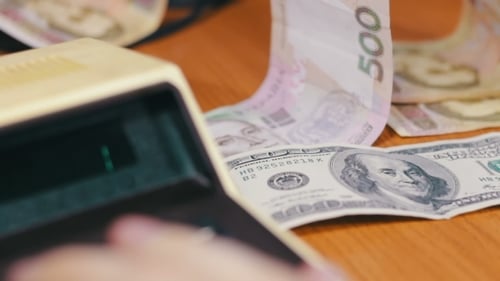 Empresário contando com uma calculadora antiga
