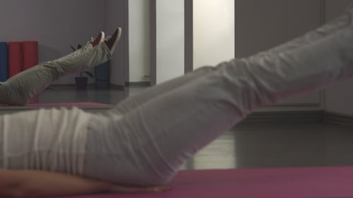 Frau macht Gymnastikschere.