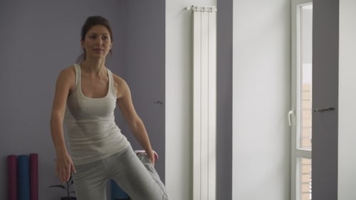 Fille mesurant sa cuisse