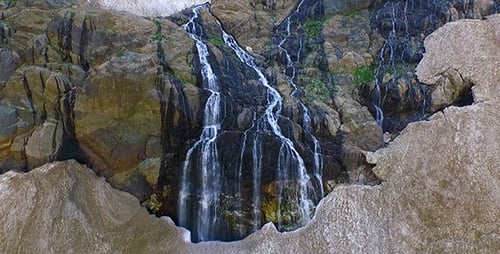 Luftaufnahme von Glacier Waterfalls