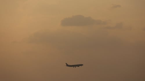 Flugzeug im Abendhimmel