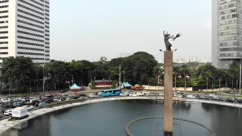 Vista aérea Cinematográfico de Bundaran HI Jakarta, monumento Selamat Datang.