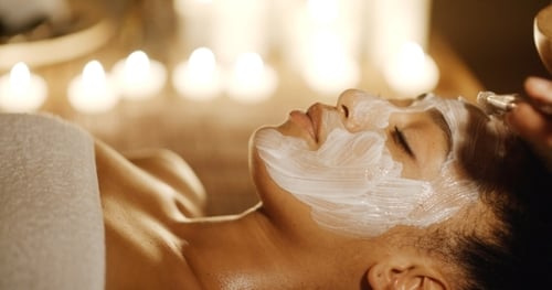 Mascarilla cosmética en la cara