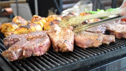 Hombre convierte filetes de carne