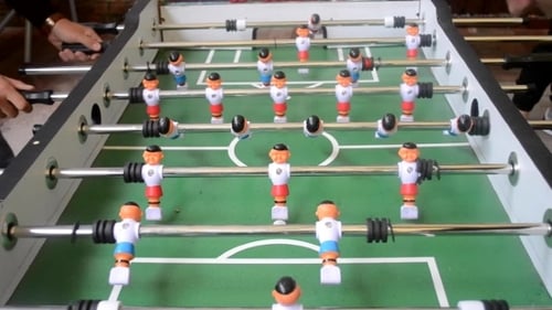 Jugar al futbolín
