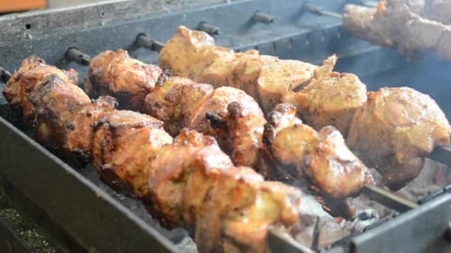 Carne frita en un pincho