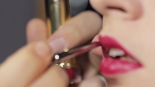 Frau malte rote Lippen