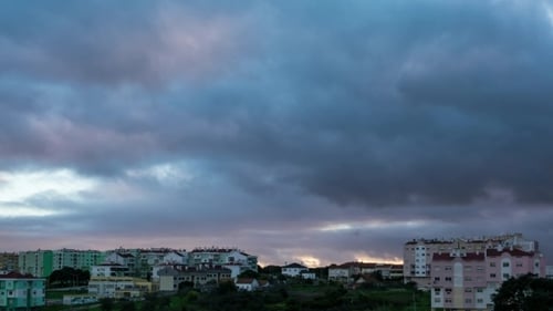 Dunkle schwere Gewitterwolken über Stadt