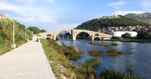 Puente viejo en Trebinje, fondo de viaje de arquitectura
